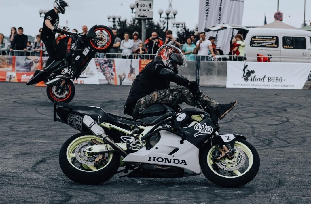 Дрифт езда на двух колесах автородео