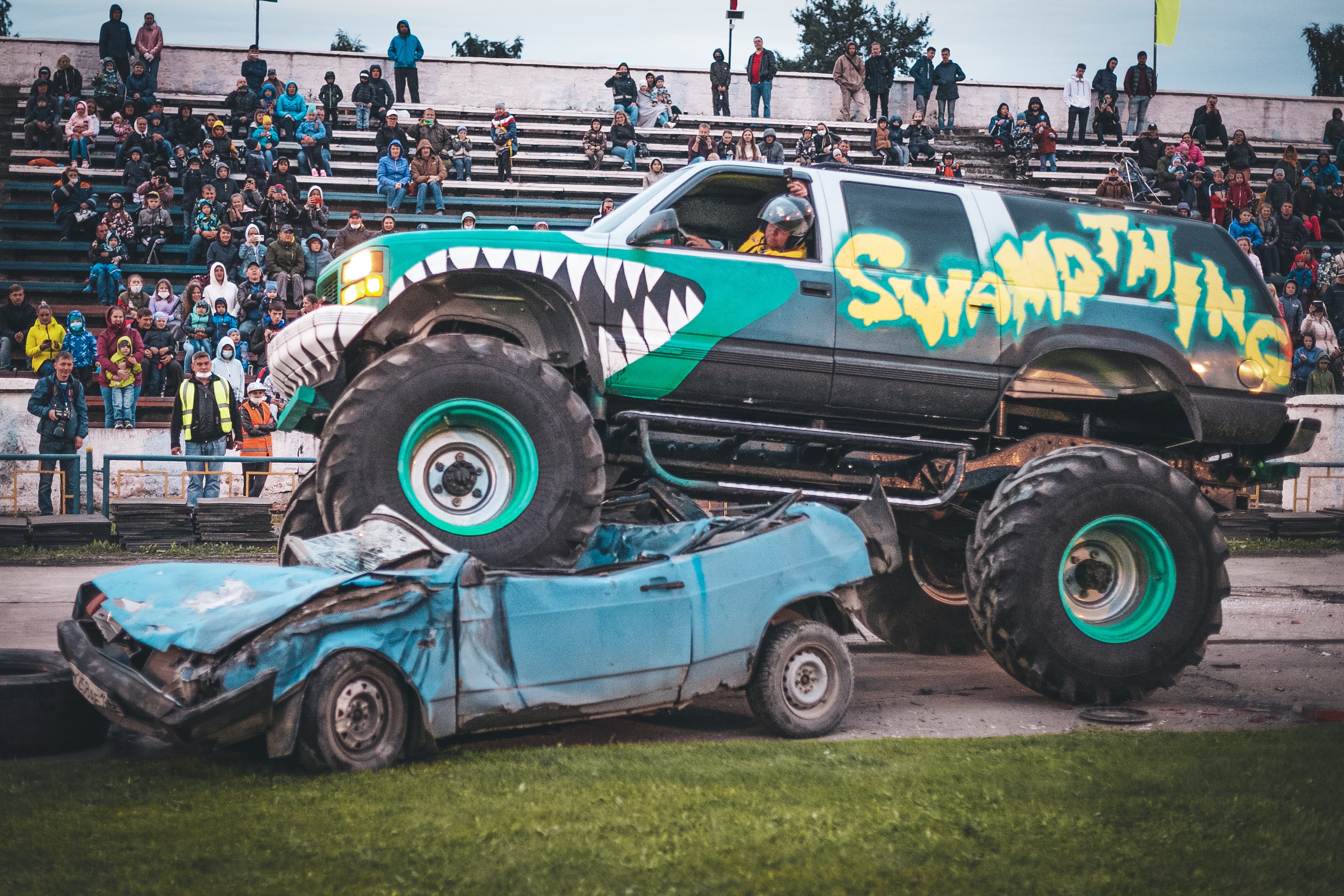 Дрифт езда на двух колесах автородео